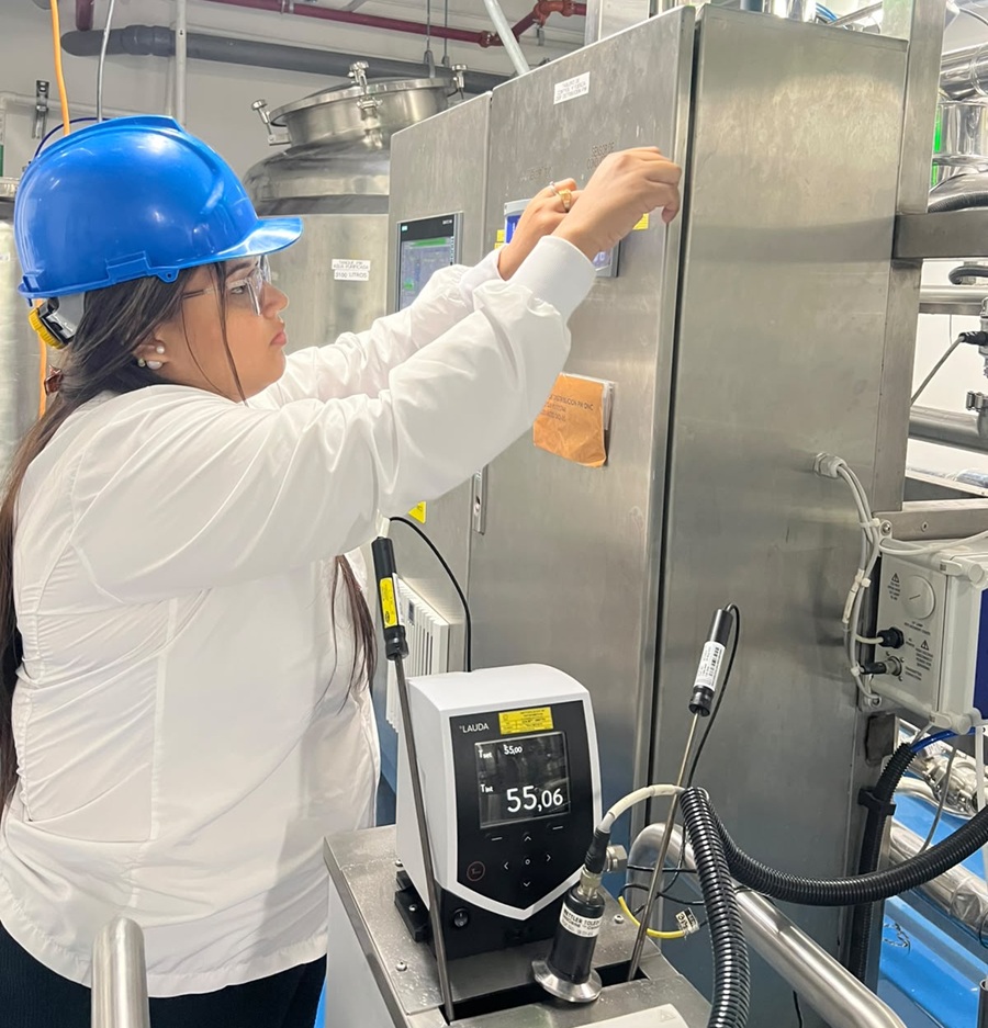 Ingeniero evaluando equipos e implementando gestión metrológica en laboratorio