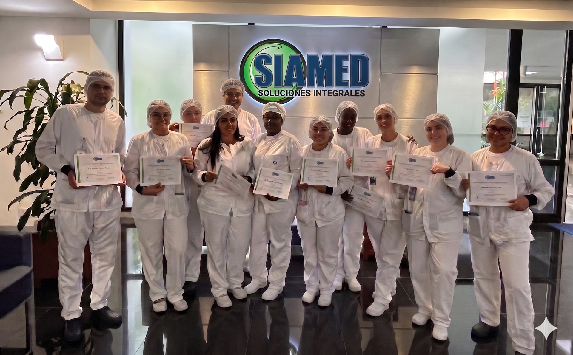 Grupo de personas recibiendo formación presencial en sistemas de gestión y calidad por SIAMED SAS